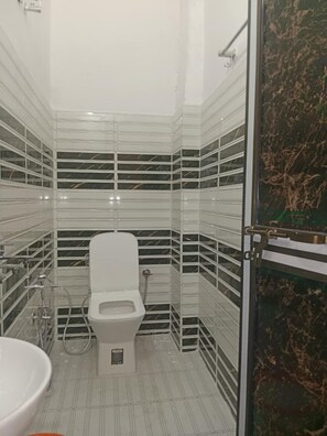 Shower, free toiletries, towels, soap