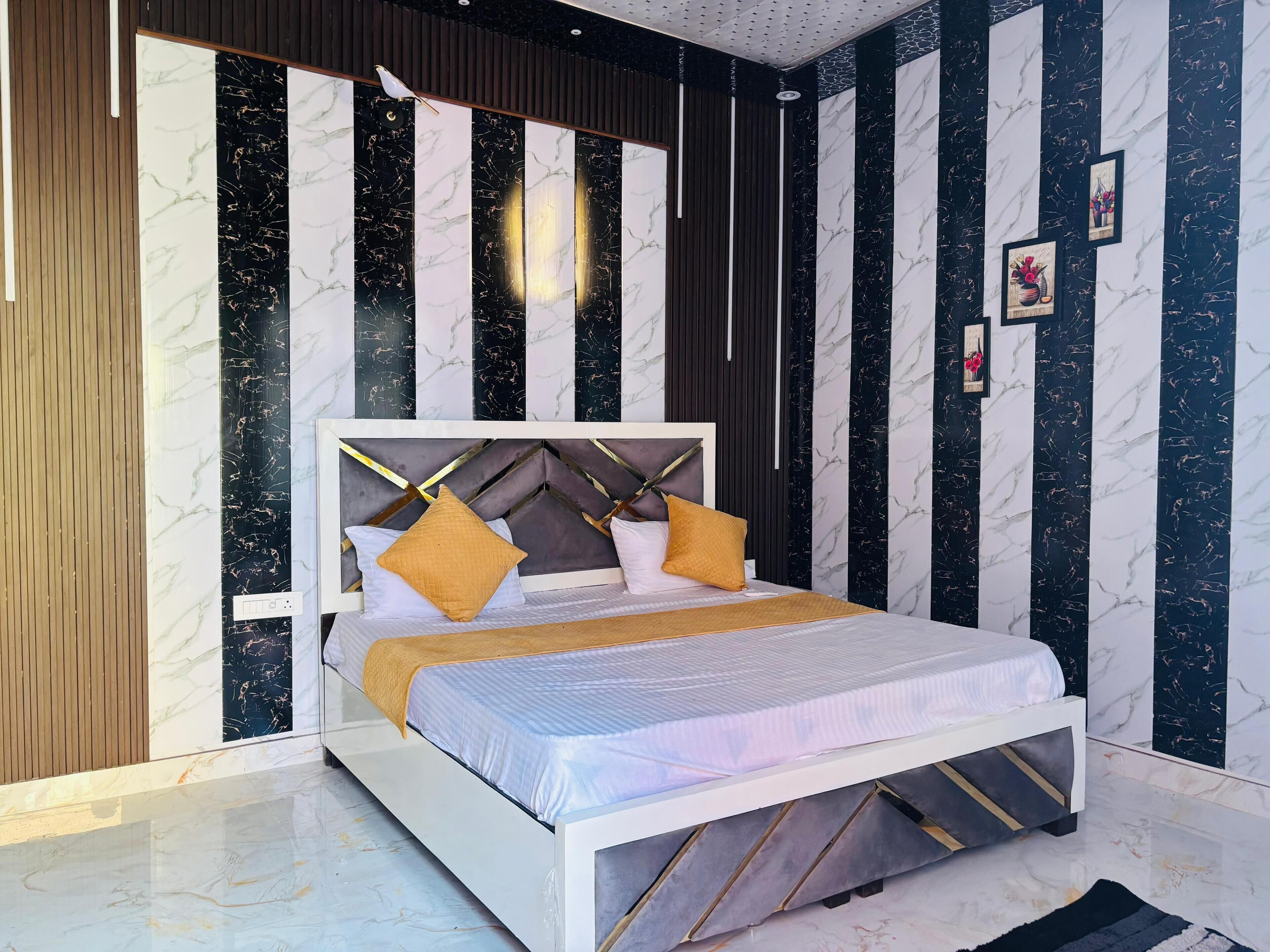 Escritorio, espacio para trabajar con laptop y wifi gratis 