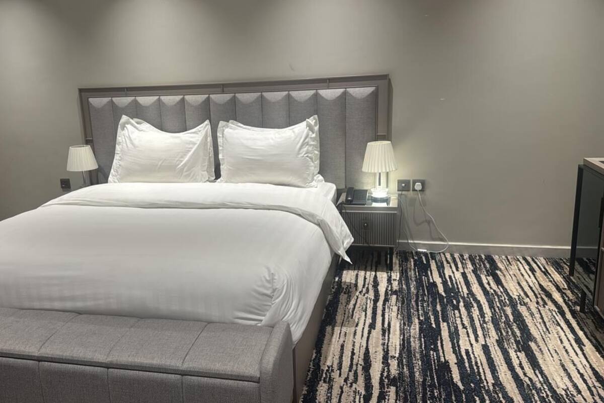 Kamar Double Keluarga | Tirai kedap cahaya, setrika/meja setrika, dan Wi-Fi gratis
