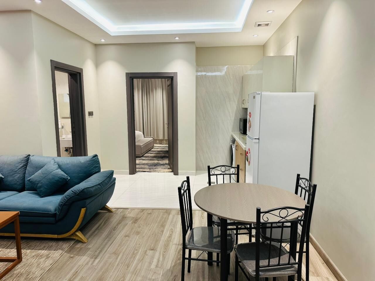 Superior-studio | Yksityinen keittiö | Minijääkaappi, mikroaaltouuni, keittoastiat/astiat/ruokailuvälineet