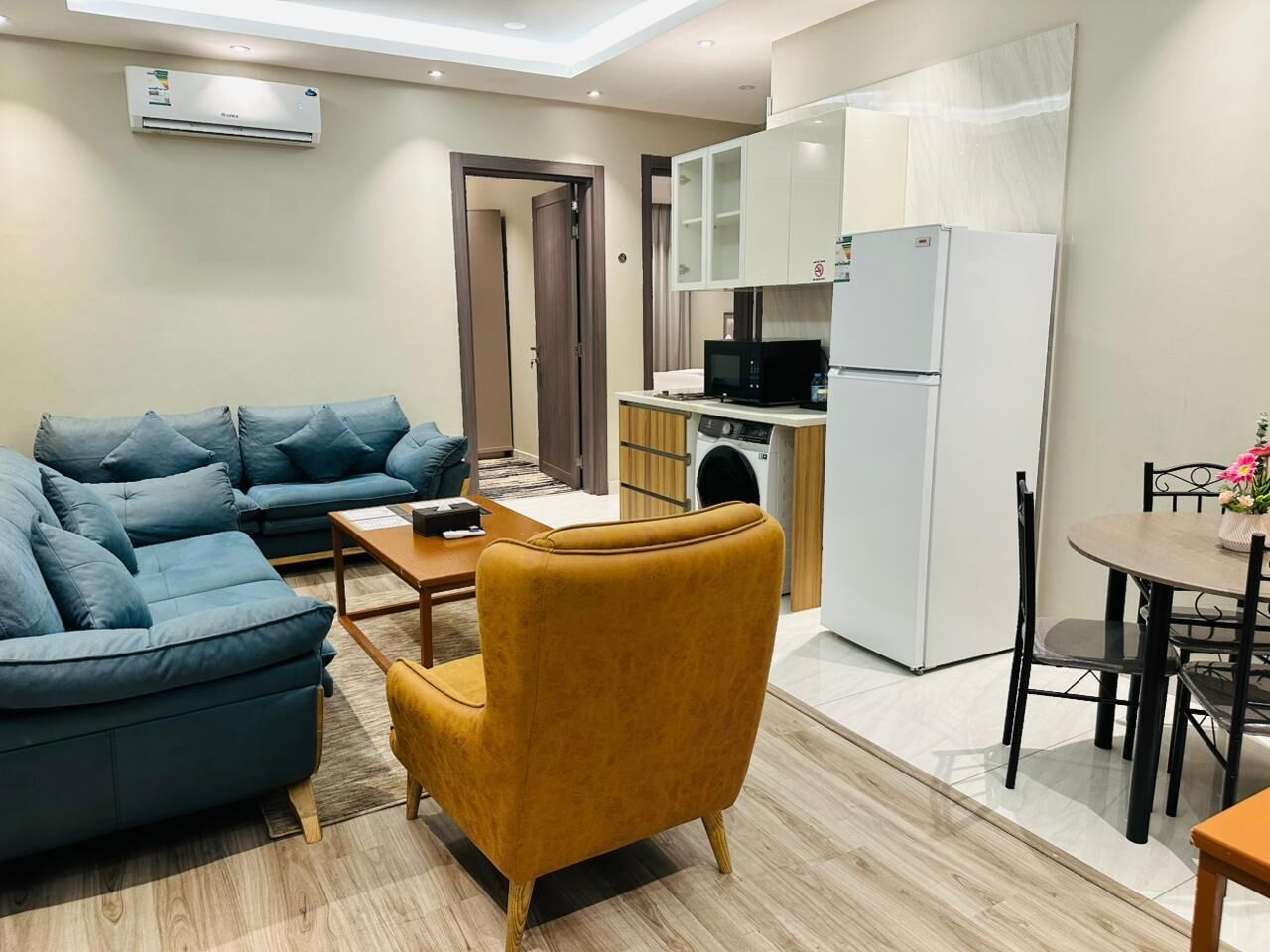 Superior-Studio | Eigene Küche | Mini-Kühlschrank, Mikrowelle, Kochgeschirr/Geschirr/Besteck