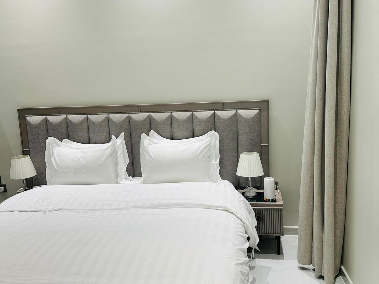 Verdunkelungsvorhänge, Bügeleisen/Bügelbrett, kostenloses WLAN