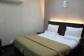 Deluxe Room | Egyptian cotton sheets, premium bedding, down comforters - Flourish Inn Saket opposite Max Hospital (New Delhi)