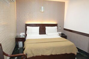 Deluxe Room | Egyptian cotton sheets, premium bedding, down duvets, memory-foam beds - Flourish Inn Saket opposite Max Hospital (New Delhi)