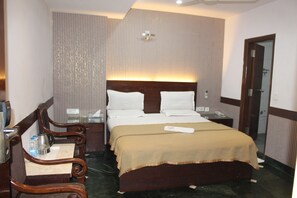 Deluxe Room | Egyptian cotton sheets, premium bedding, down comforters - Flourish Inn Saket opposite Max Hospital (New Delhi)