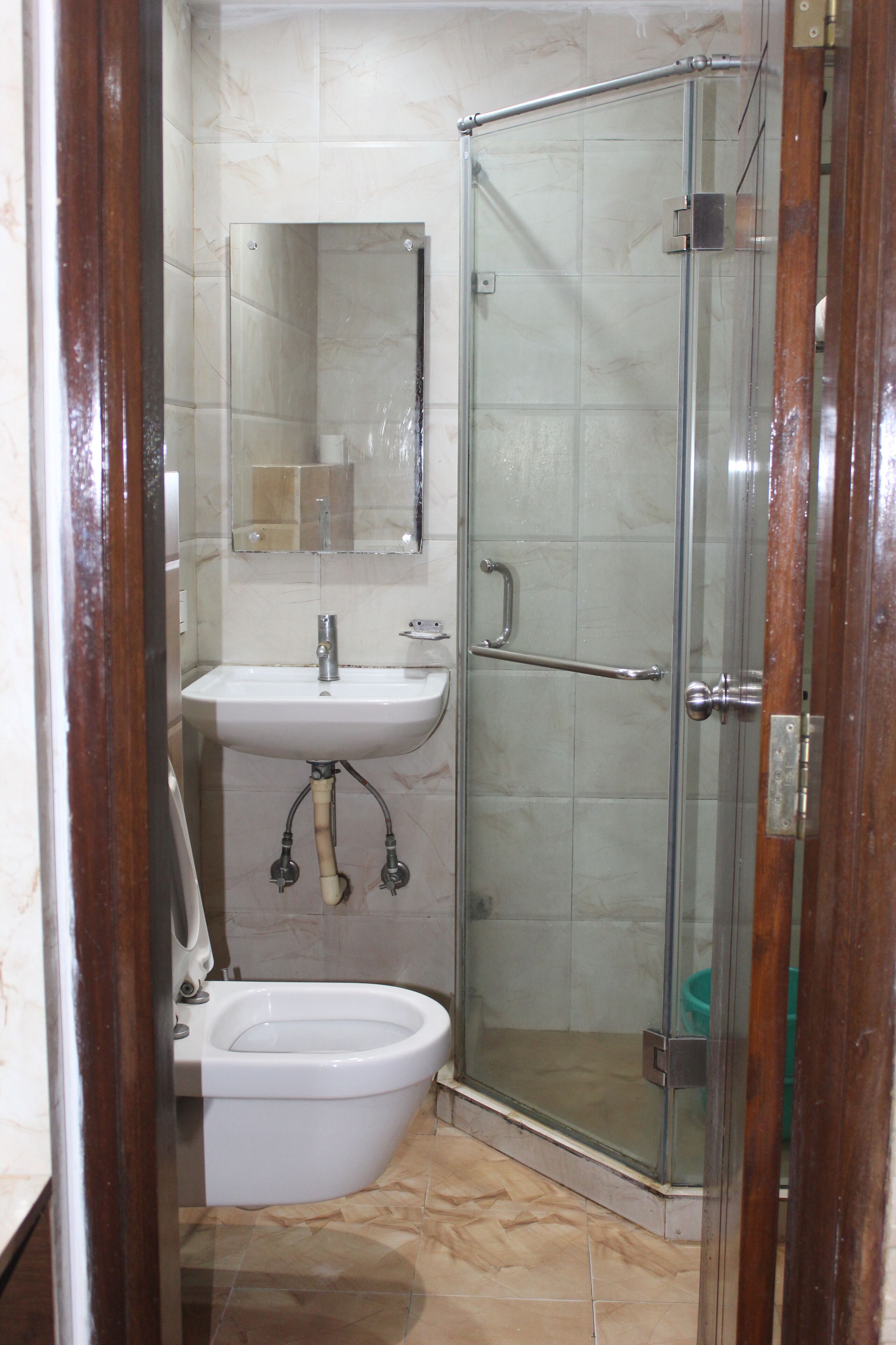 Een douche, een regendouche, gratis toiletartikelen, handdoeken