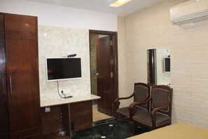 Deluxe Room | Egyptian cotton sheets, premium bedding, down comforters - Flourish Inn Saket opposite Max Hospital (New Delhi)