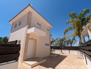 Un bâtiment à deux étages, doté d’un toit recouvert de tuiles et d’un petit balcon.