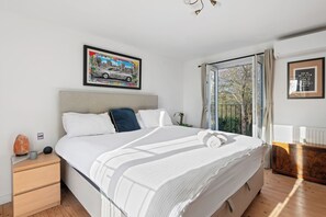 Laptop workspace, iron/ironing board, free WiFi