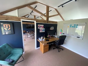 Casa, 6 quartos | Espaço de trabalho para notebook, ferros/tábuas de passar roupa