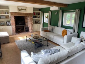Casa, 6 habitaciones | Área de sala de estar | Chimenea