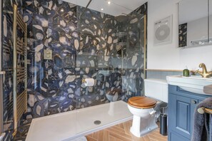 Amenidades de baño gratuitas, secadora de cabello, toallas, jabón 