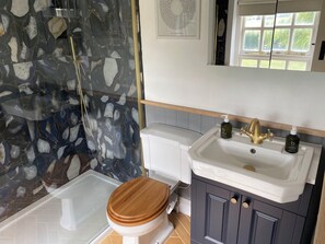 Casa, 6 quartos | Banheiro | Produtos de toalete grátis, secador de cabelo, toalhas de banho