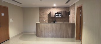 3 Hotel Suites in Wonderful Jeddah with AC, Fitness Room