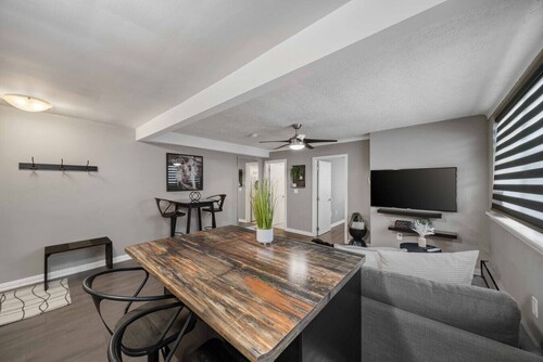 8 KING Bed, Comfy Sofa, Close To Attractions