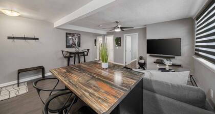 8 KING Bed, Comfy Sofa, Close To Attractions