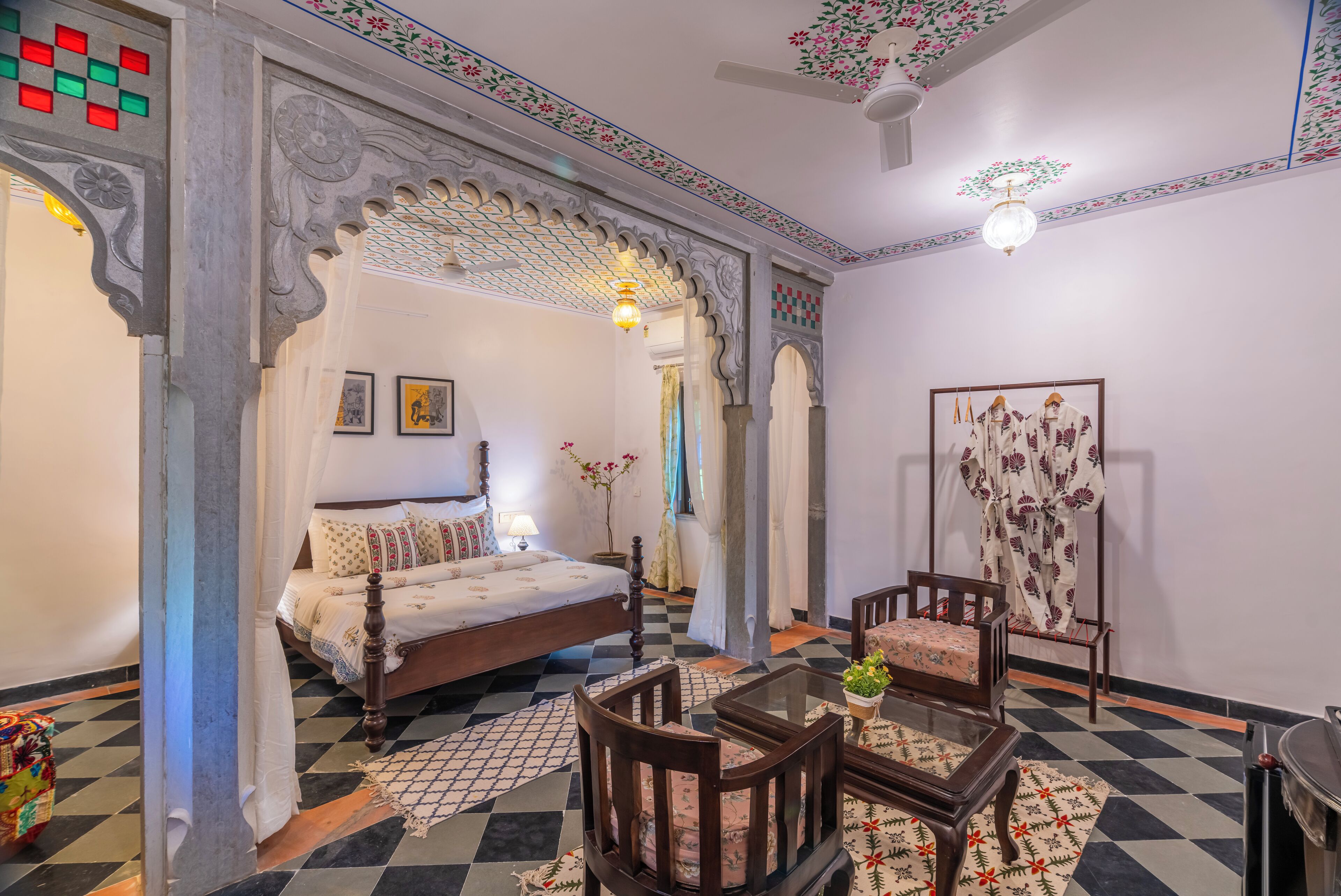 Escritorio, tabla de planchar con plancha y wifi gratis 