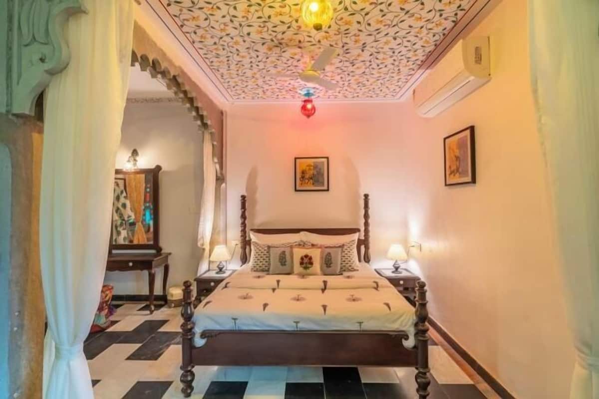 Desk, iron/ironing board, free WiFi