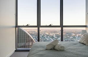 Tabla de planchar con plancha, wifi y ropa de cama 