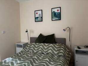 2 bedrooms, iron/ironing board, Internet, bed sheets