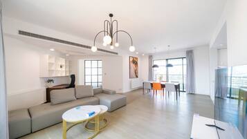 Superior Apartment, 4 Bedrooms, Balcony, City View | Living room | Smart TV