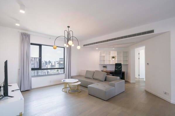 Superior Apartment, 4 Bedrooms, Balcony, City View | Living room | Smart TV