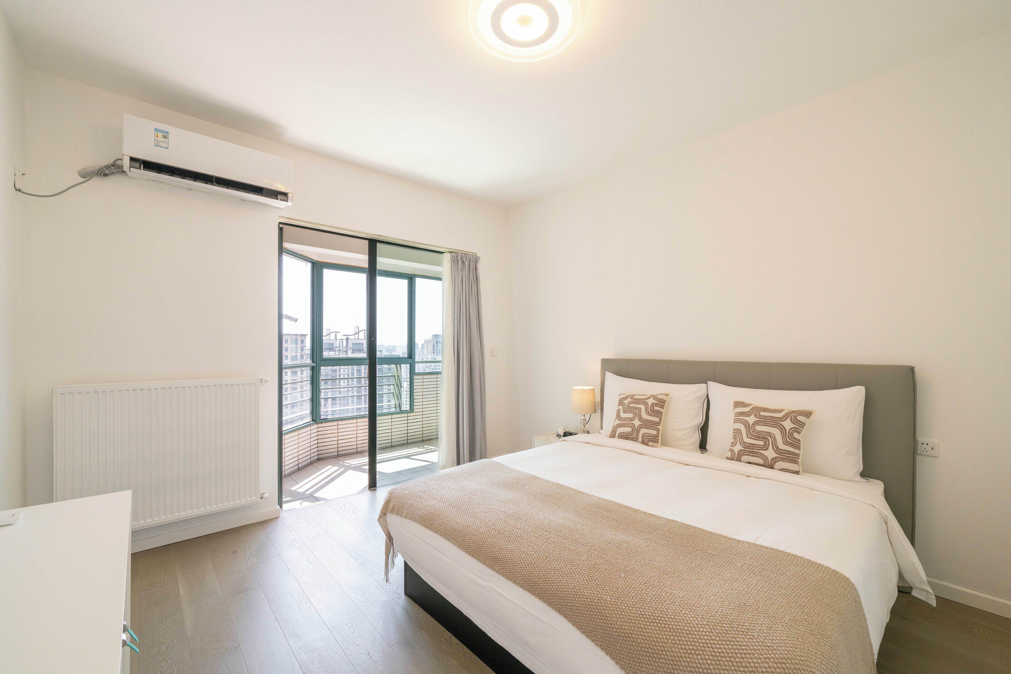 Superior appartement, 4 slaapkamers, balkon, uitzicht op stad | Een strijkplank/strijkijzer, gratis wifi