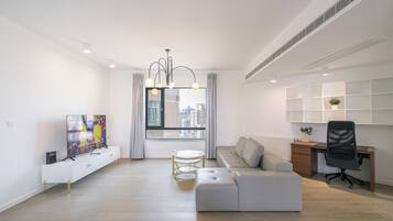 Apartamento superior, 4 quartos, sacada, vista para a cidade | Sala de estar | Smart TV