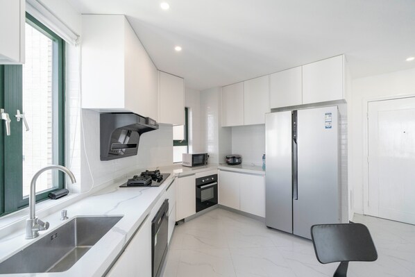 Superior Apartment, 4 Bedrooms, Balcony, City View | Private kitchen