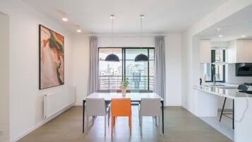 Departamento superior, 4 habitaciones, balcón, vista a la ciudad | Sala de estar | Smart TV