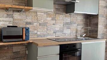 Fridge, microwave, oven, cookware/dishes/utensils