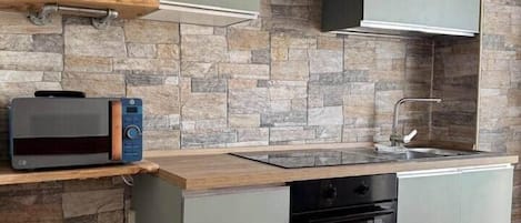 Réfrigérateur, micro-ondes, four