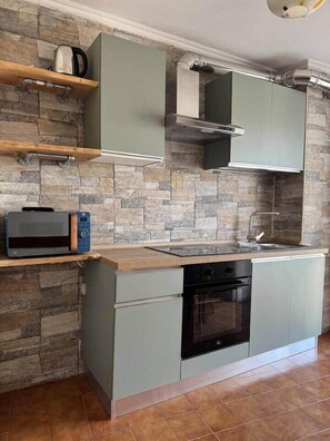 Réfrigérateur, micro-ondes, four