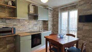 Frigorifero, microonde, forno, pentole/stoviglie/utensili