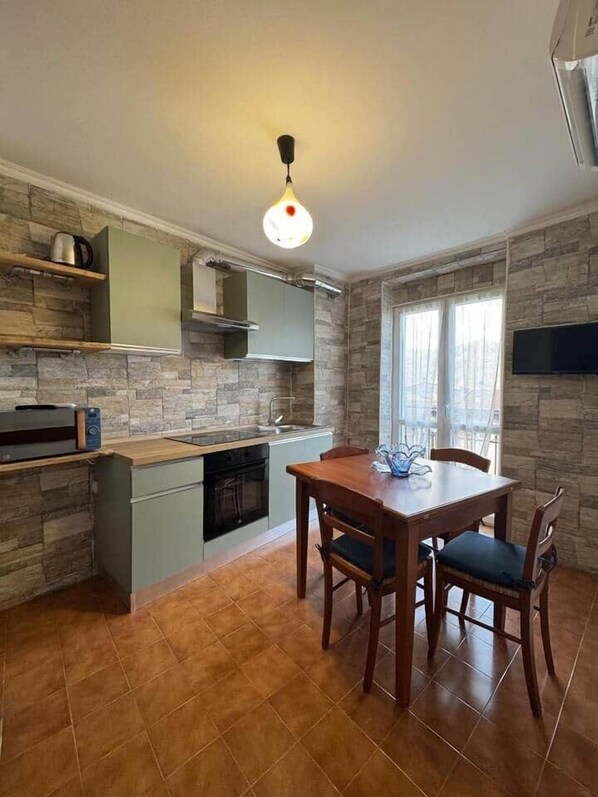 Fridge, microwave, oven, cookware/dishes/utensils - Sormano 4 - THE V Collection Apartment by OGS (Sormano)