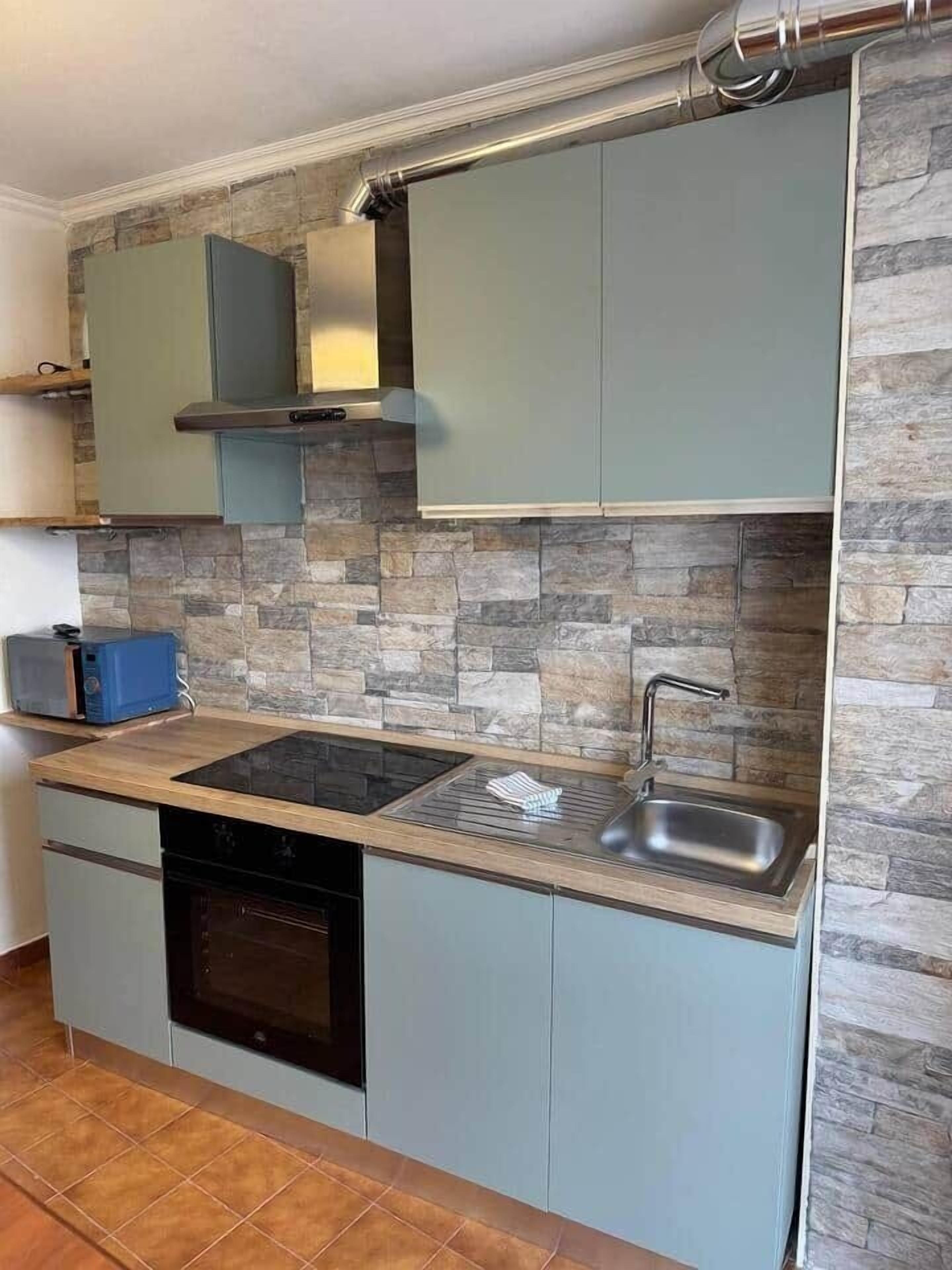 Frigorifero, microonde, forno, pentole/stoviglie/utensili