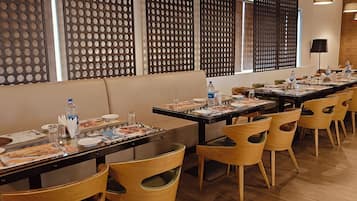 Aperto a colazione, pranzo e cena, cucina locale e internazionale