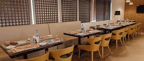 Breakfast, lunch, dinner served; local and international cuisine