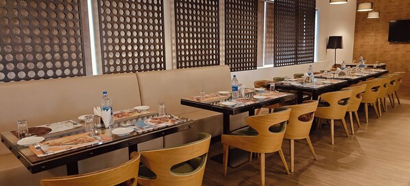 Breakfast, lunch, dinner served; local and international cuisine 