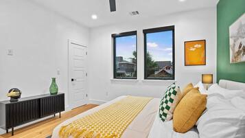 4 slaapkamers, een bureau, een strijkplank/strijkijzer, wifi