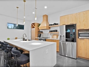 Fridge, microwave, oven, stovetop - South Lamar Luxe Creekside Retreat w/ Hot Tub (Austin)