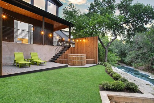 South Lamar Luxe Creekside Retreat w/ Hot Tub