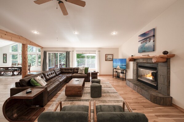 Smart TV, fireplace, stereo - Emerald Lodge at Tahoe Park by Tahoe Getaways - 4BR w HOA & Air Conditioning (Tahoe City)