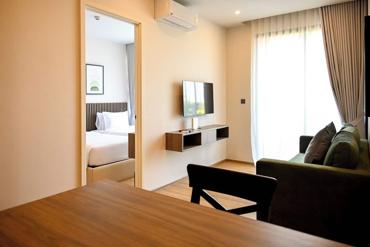 Premium Studio Suite, 2 Twin Beds, Pool View | Room amenity
