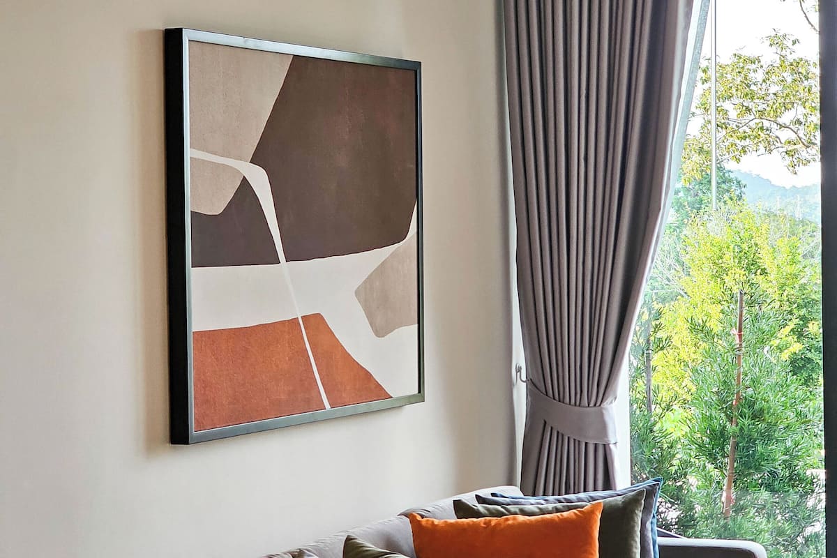 خزنة داخل الغرفة وستائر تعتيم وتجهيزات عازلة للصوت ومكواة/لوح كي