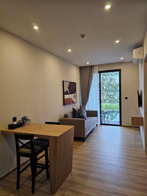 Premium studio suite, 1 kingsize bed, uitzicht op zwembad | Kamervoorziening