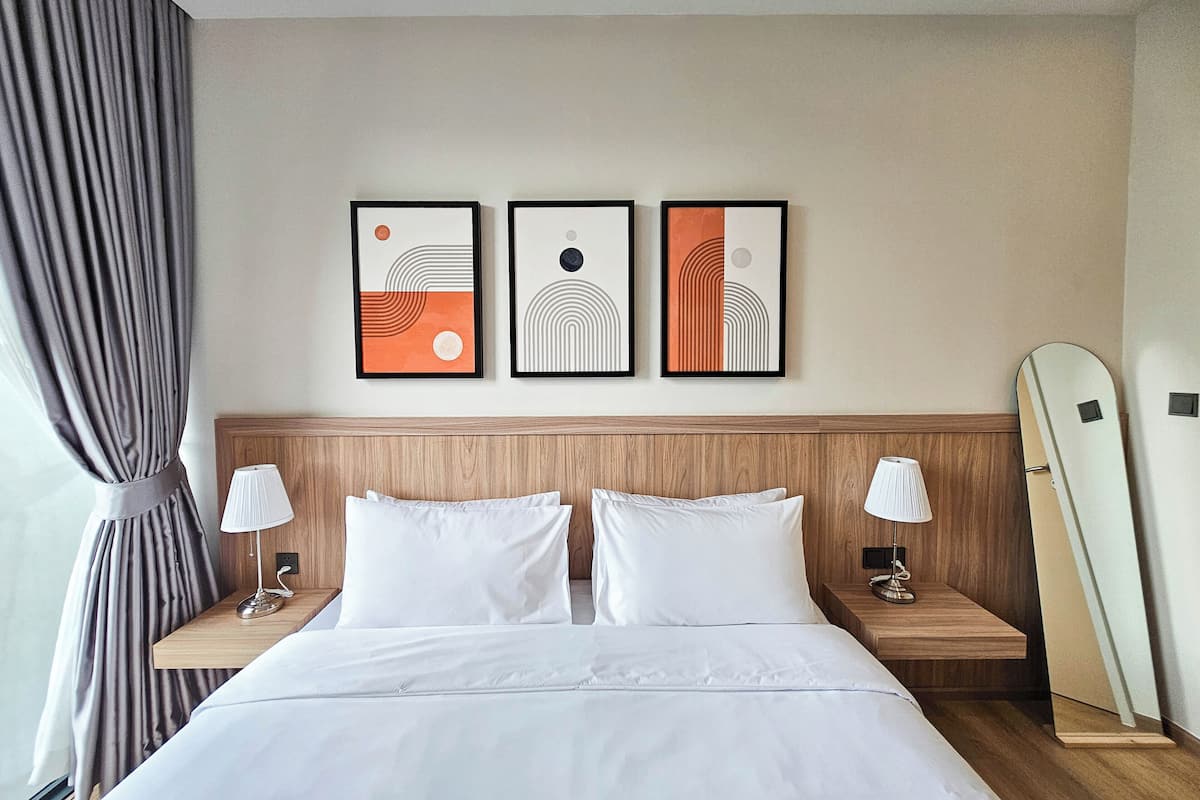 خزنة داخل الغرفة وستائر تعتيم وتجهيزات عازلة للصوت ومكواة/لوح كي