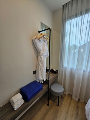 프리미엄 쿼드룸, 수영장 전망 | 객실 내 편의 시설/서비스