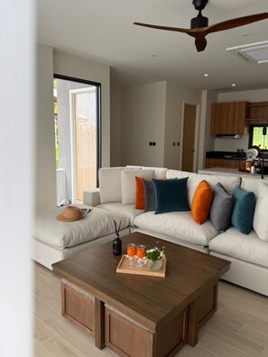 خزنة داخل الغرفة وستائر تعتيم وتجهيزات عازلة للصوت ومكواة/لوح كي