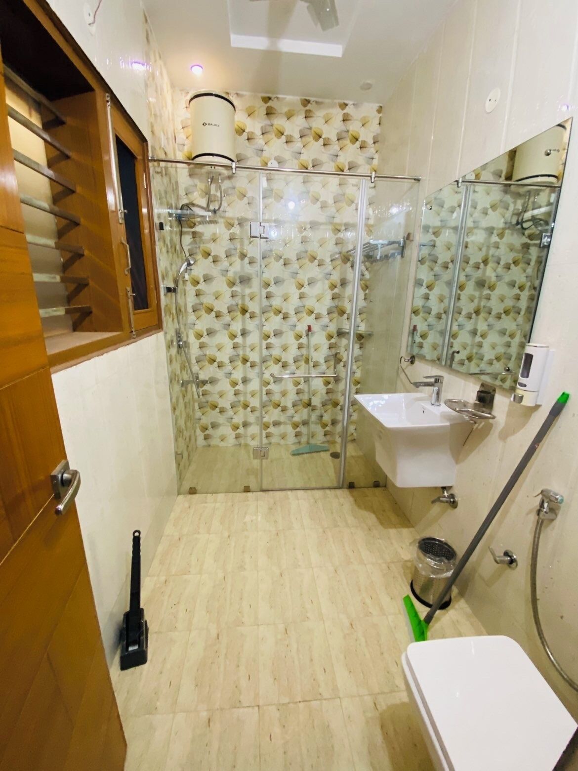 Jetted bath, hair dryer, bidet, towels